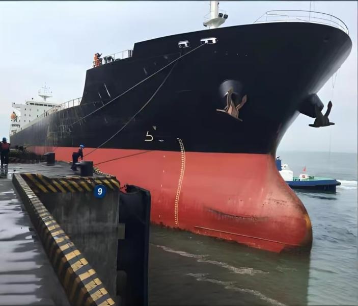 60,000 DWT Ultramax at night
